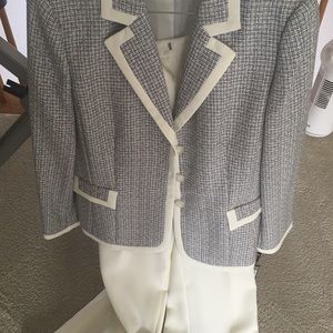 Tahari womens pant suit by Arthur S. Levine